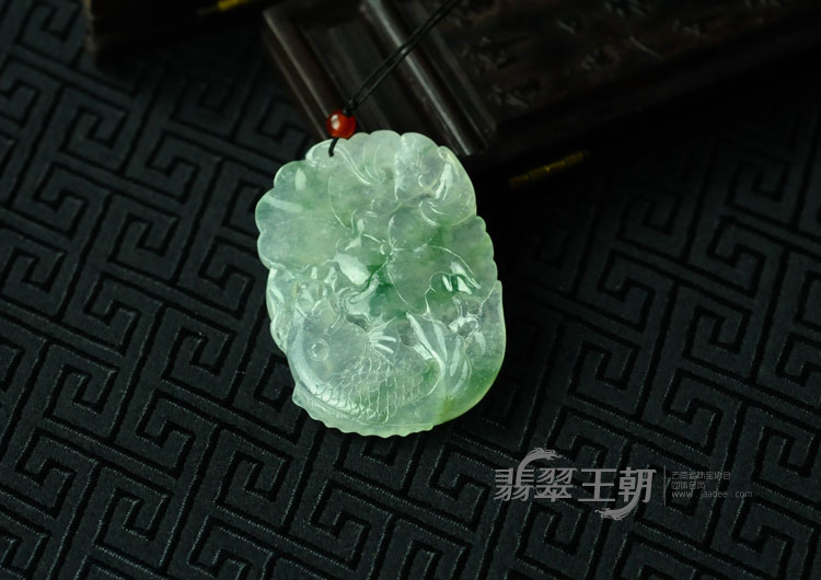 糯冰种飘花缅甸翡翠“年年有余”挂件