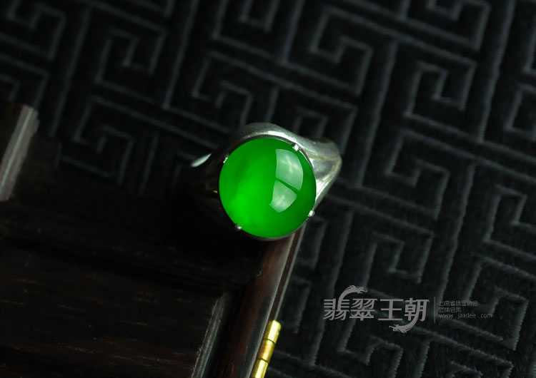 玻璃种正阳绿满绿缅甸翡翠戒面