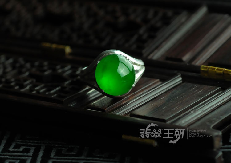 玻璃种正阳绿满绿缅甸翡翠戒面