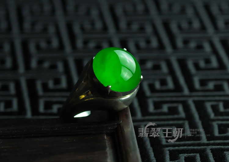 玻璃种正阳绿满绿缅甸翡翠戒面