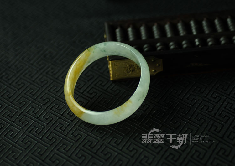 糯冰种黄翡飘花缅甸翡翠贵妃镯（55.7）