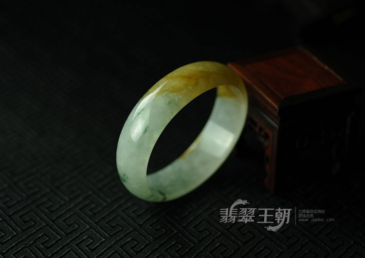 糯冰种黄翡飘花缅甸翡翠贵妃镯（55.7）