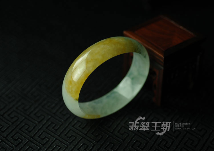 糯冰种黄翡飘花缅甸翡翠贵妃镯（55.7）