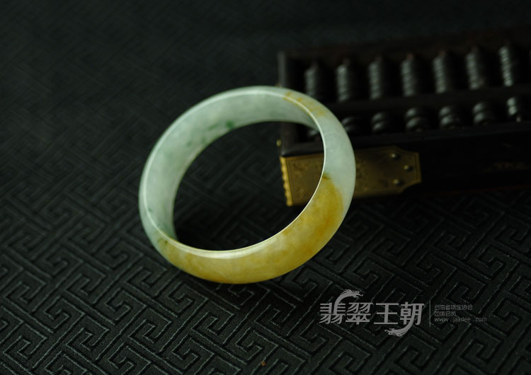 糯冰种黄翡飘花缅甸翡翠贵妃镯（55.7）
