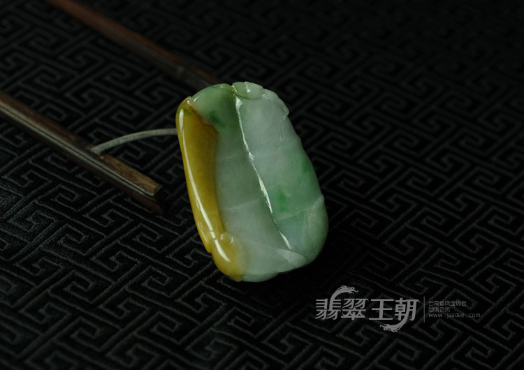 糯冰种三彩缅甸翡翠“飞龙高升”挂件