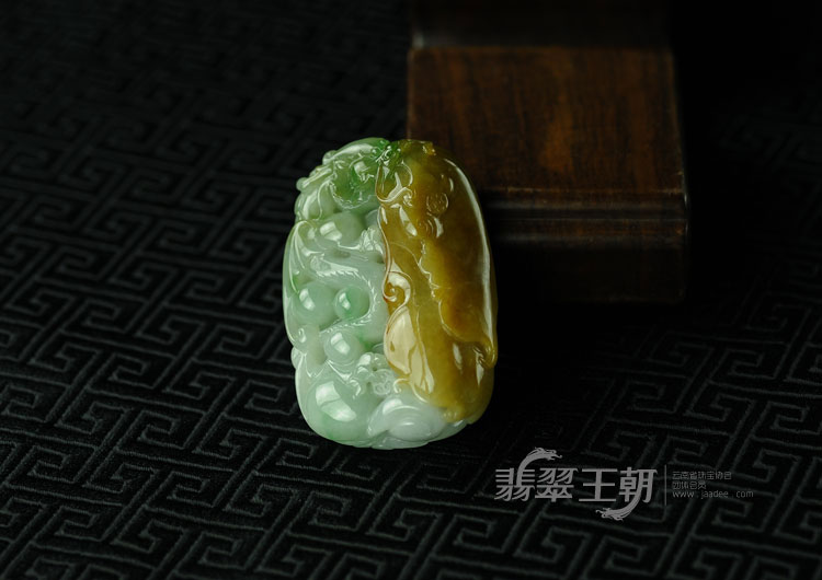 糯冰种三彩缅甸翡翠“飞龙高升”挂件