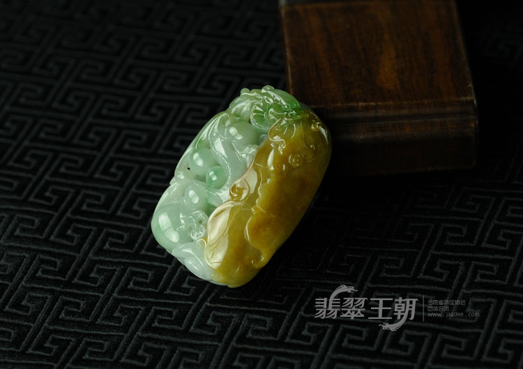 糯冰种三彩缅甸翡翠“飞龙高升”挂件