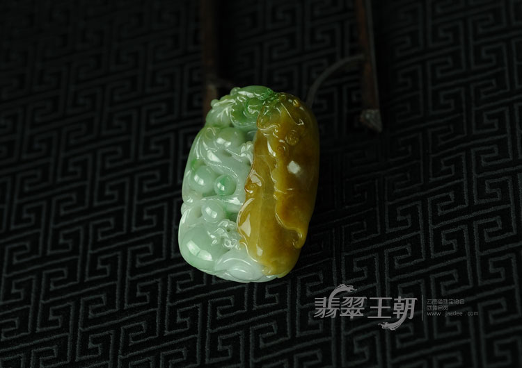 糯冰种三彩缅甸翡翠“飞龙高升”挂件