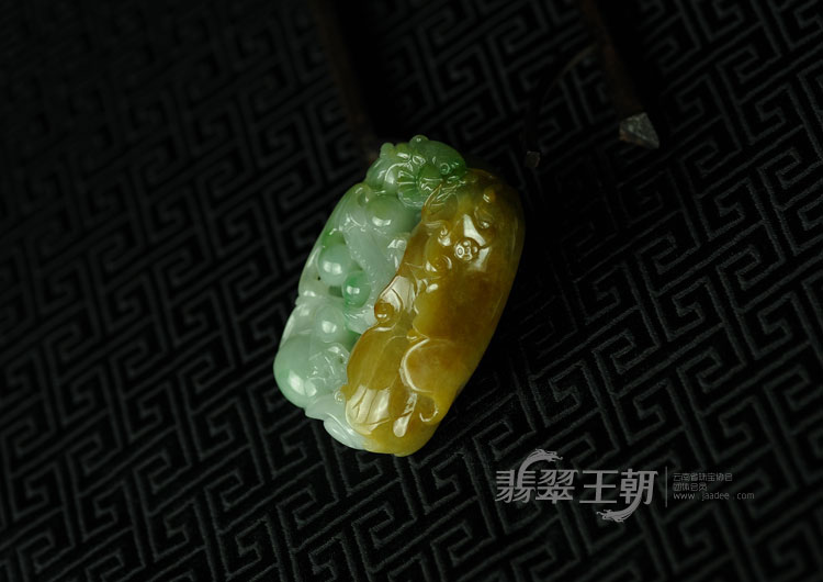 糯冰种三彩缅甸翡翠“飞龙高升”挂件