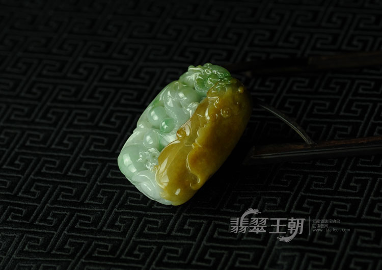 糯冰种三彩缅甸翡翠“飞龙高升”挂件
