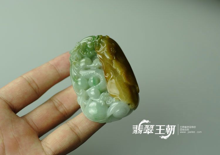 糯冰种三彩缅甸翡翠“飞龙高升”挂件