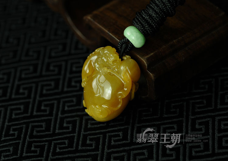 糯冰种黄翡缅甸翡翠寿桃挂件