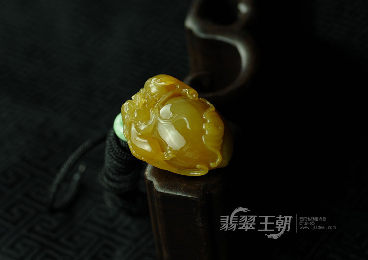 糯冰种黄翡缅甸翡翠寿桃挂件