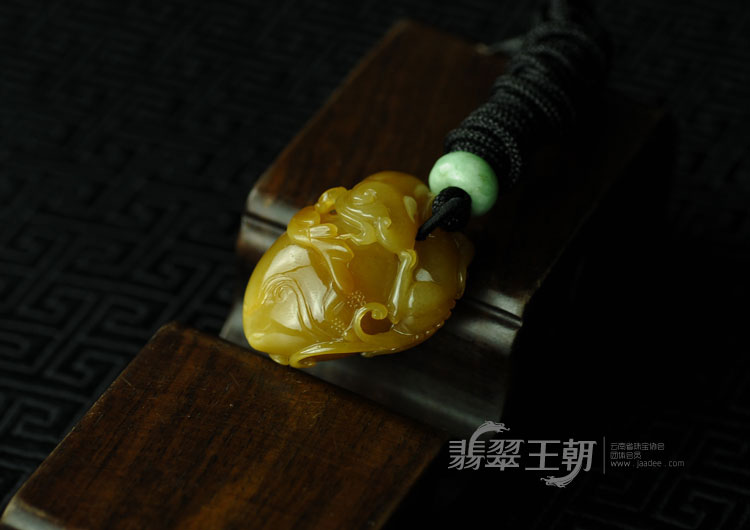 糯冰种黄翡缅甸翡翠寿桃挂件