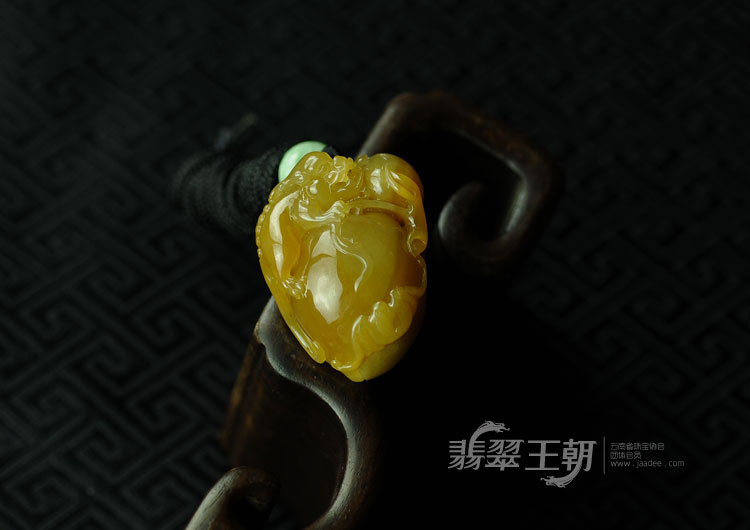 糯冰种黄翡缅甸翡翠寿桃挂件
