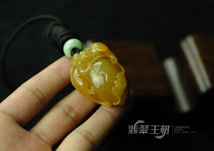 糯冰种黄翡缅甸翡翠寿桃挂件