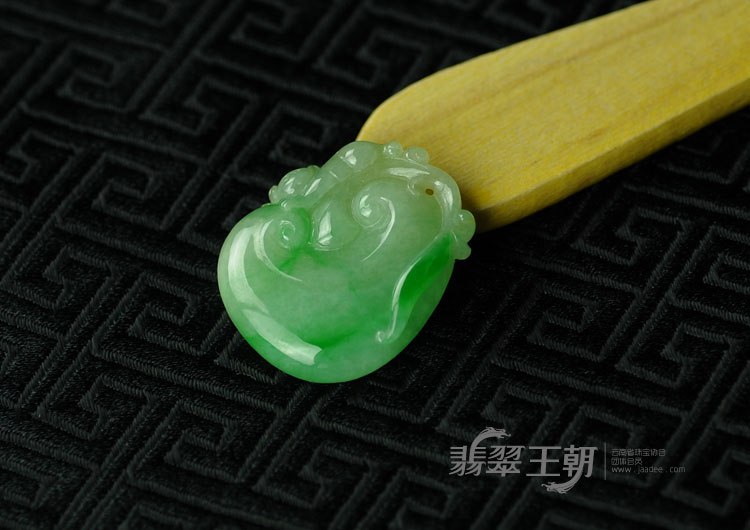 糯冰种飘翠缅甸翡翠如意挂件