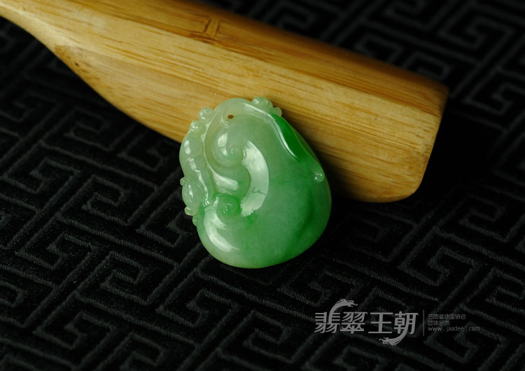 糯冰种飘翠缅甸翡翠如意挂件