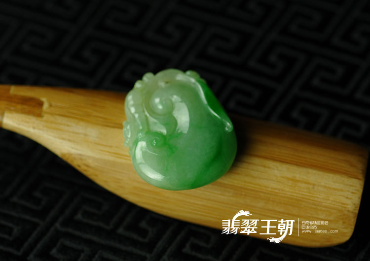 糯冰种飘翠缅甸翡翠如意挂件