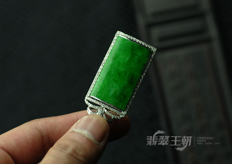 冰种正阳绿缅甸翡翠包白金方牌挂件