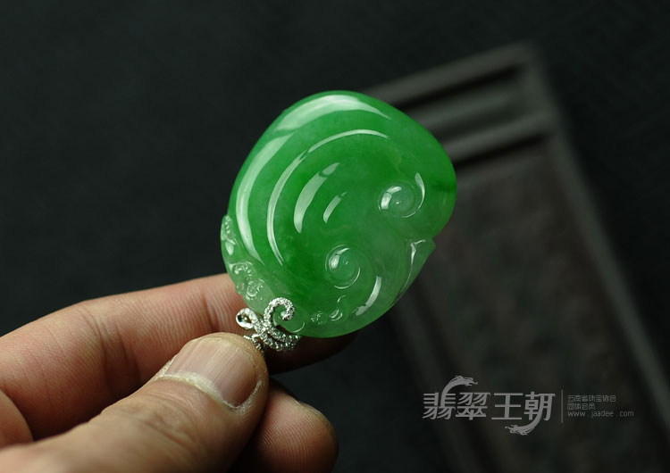 冰种正阳绿缅甸翡翠满绿如意挂件