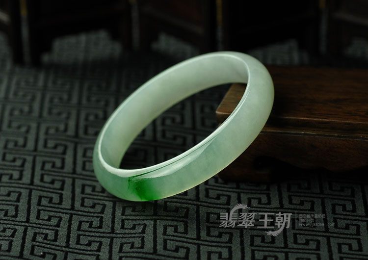 冰种飘翠缅甸翡翠手镯（56.9）