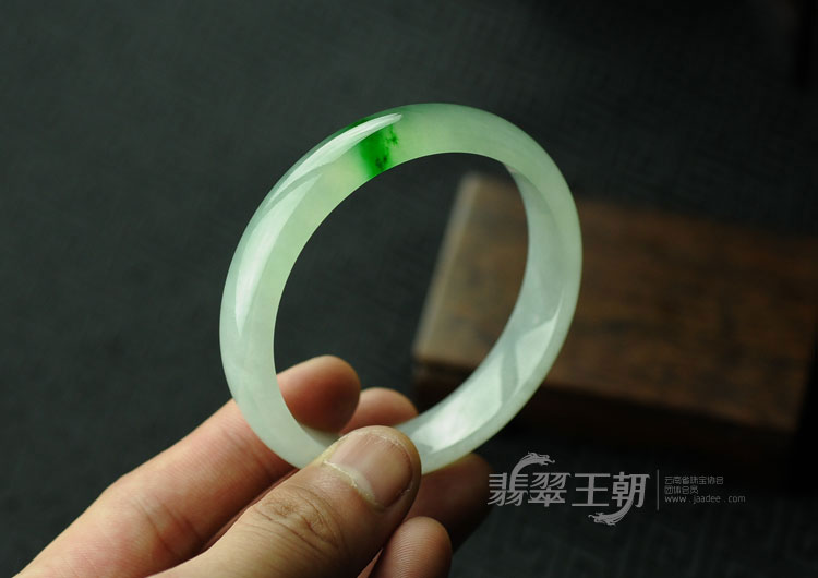 冰种飘翠缅甸翡翠手镯（56.9）