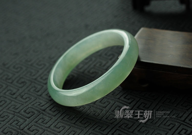 冰玻种晴水缅甸翡翠手镯（58.8）