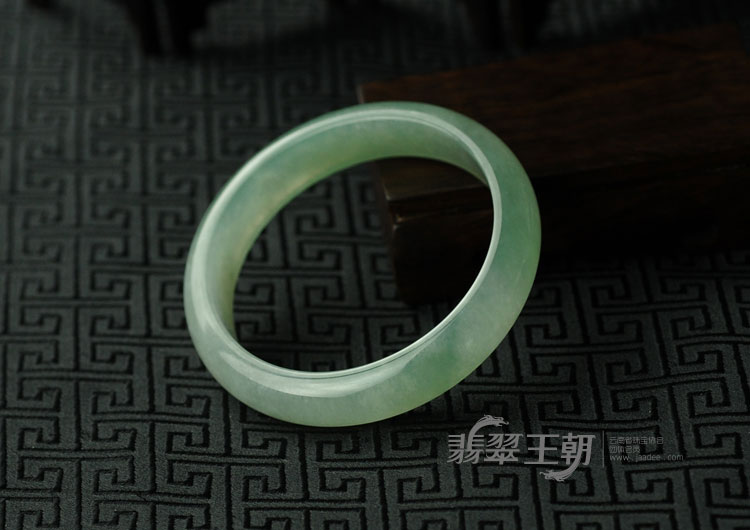 冰玻种晴水缅甸翡翠手镯（58.8）