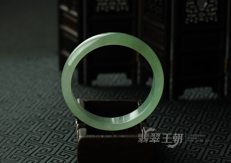 冰玻种晴水缅甸翡翠手镯（58.4）