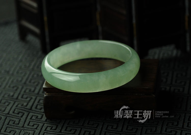 冰玻种晴水缅甸翡翠手镯（58.4）