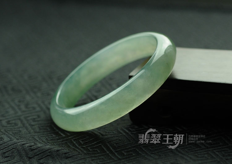 冰玻种晴水缅甸翡翠手镯（57.5）