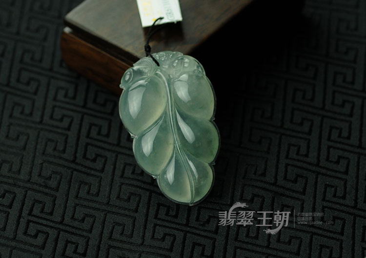 冰玻种飘花缅甸翡翠叶子挂件