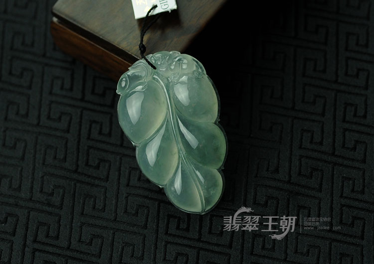 冰玻种飘花缅甸翡翠叶子挂件