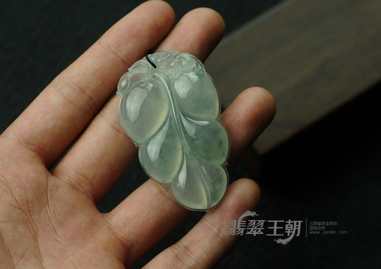 冰玻种飘花缅甸翡翠叶子挂件