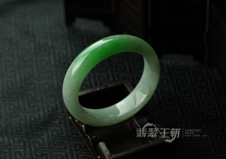糯冰种正阳绿缅甸翡翠手镯（58.2）