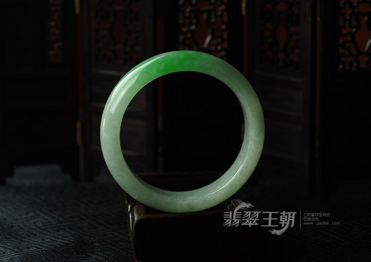糯冰种正阳绿缅甸翡翠手镯（58.2）