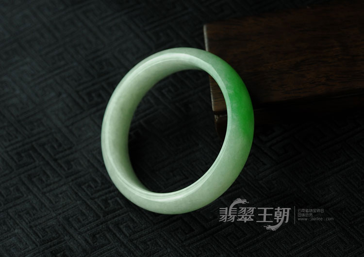 糯冰种正阳绿缅甸翡翠手镯（58.2）