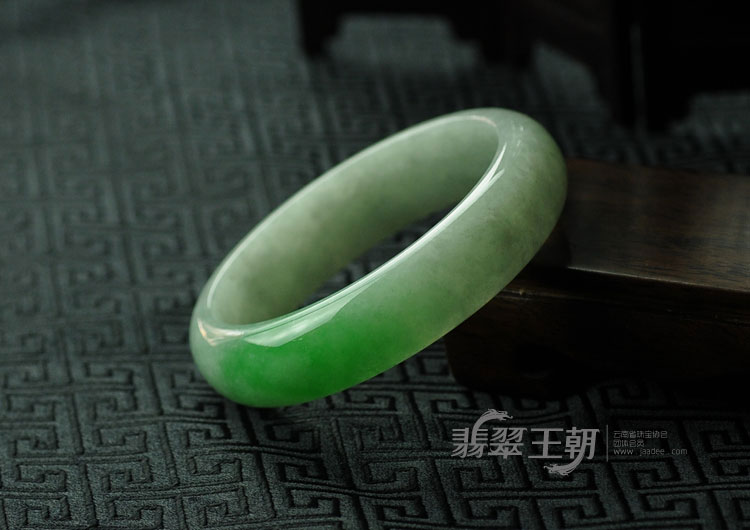 糯冰种正阳绿缅甸翡翠手镯（58.2）