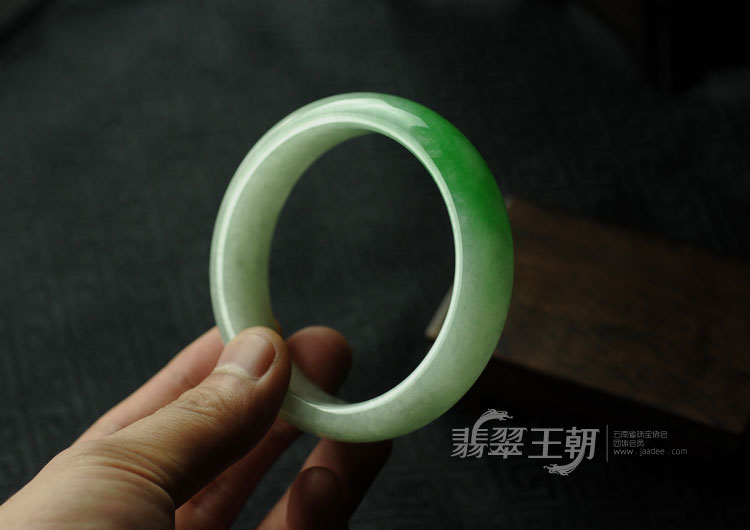 糯冰种正阳绿缅甸翡翠手镯（58.2）