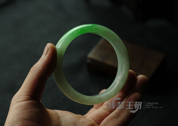 糯冰种正阳绿缅甸翡翠手镯（58.2）