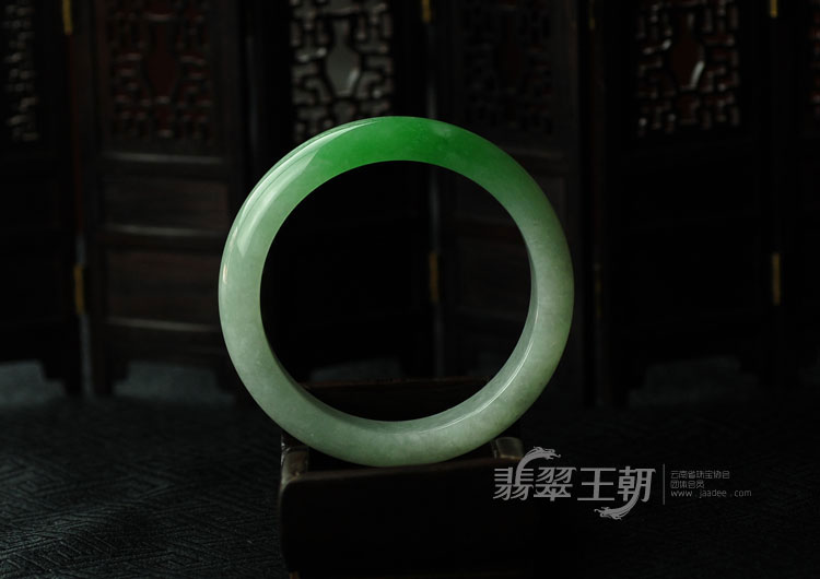糯冰种正阳绿缅甸翡翠手镯（57.2）