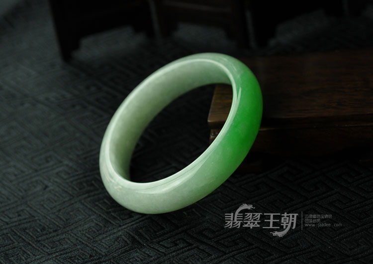 糯冰种正阳绿缅甸翡翠手镯（57.2）