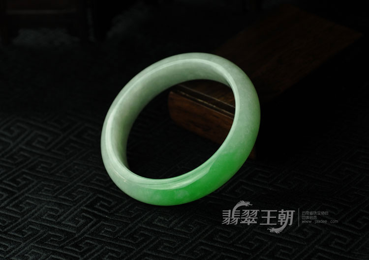 糯冰种正阳绿缅甸翡翠手镯（57.2）