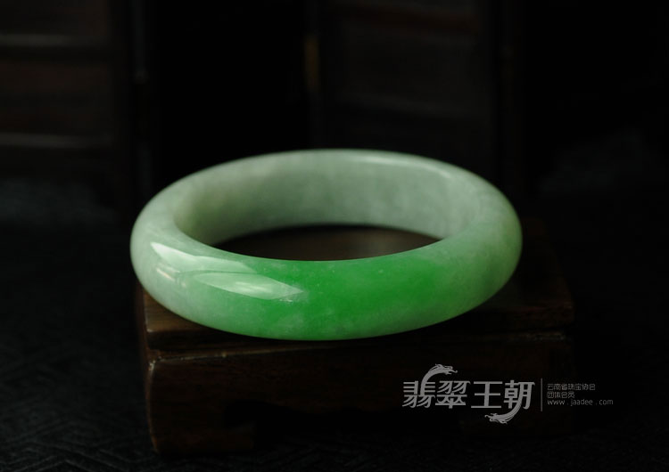 糯冰种正阳绿缅甸翡翠手镯（57.2）