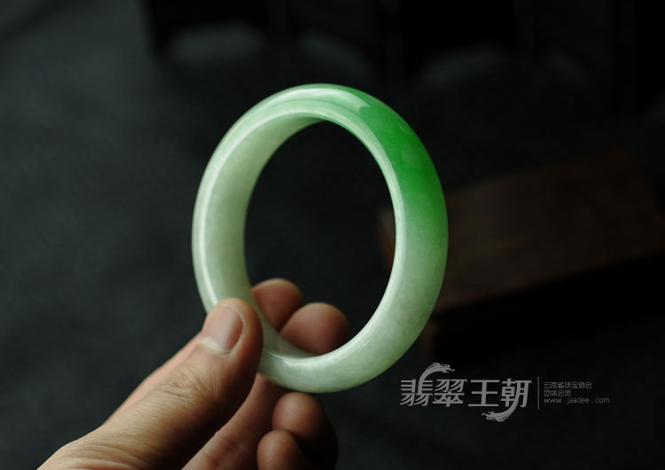 糯冰种正阳绿缅甸翡翠手镯（57.2）