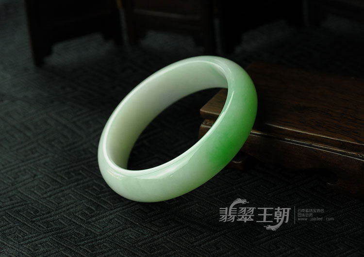 细糯种阳绿缅甸翡翠手镯（57.8）