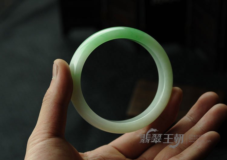 细糯种阳绿缅甸翡翠手镯（57.8）