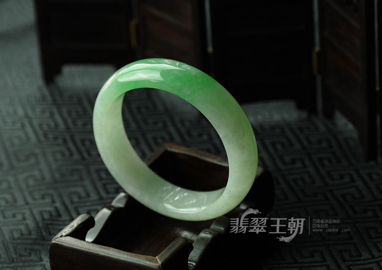 糯冰种正阳绿缅甸翡翠手镯（53.1）