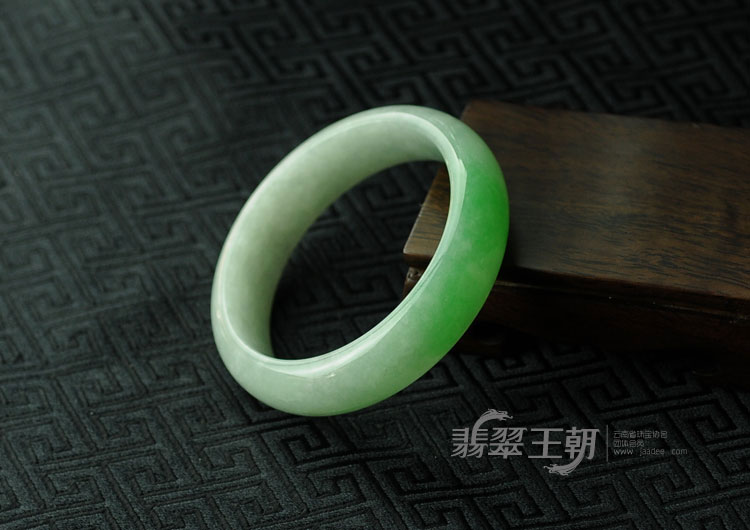 糯冰种正阳绿缅甸翡翠手镯（53.1）